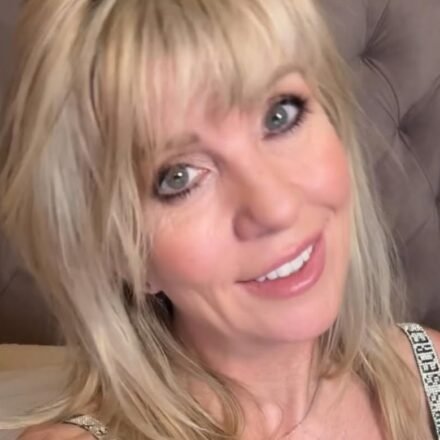 Amelia Jones taking a selfie